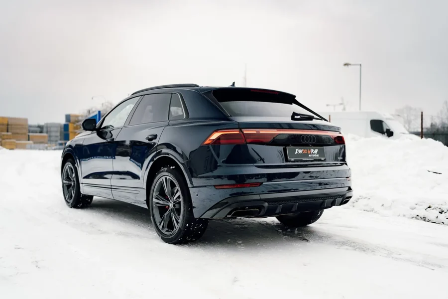audi q8 modra