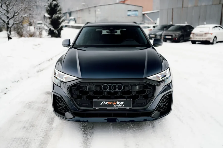 audi q8 modra