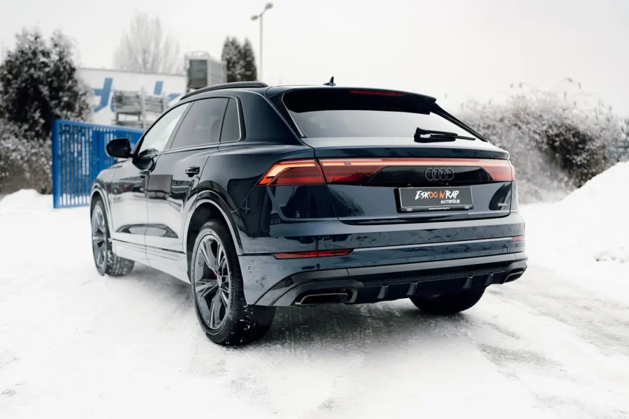audi q8 modra