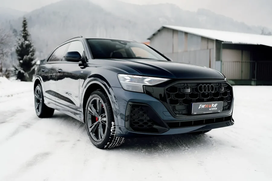 audi q8 modra