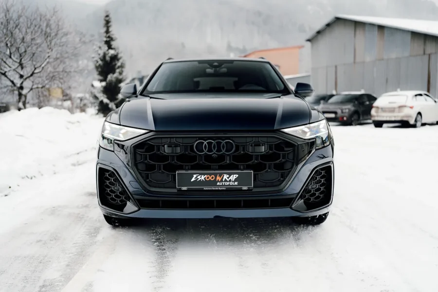 audi q8 modra
