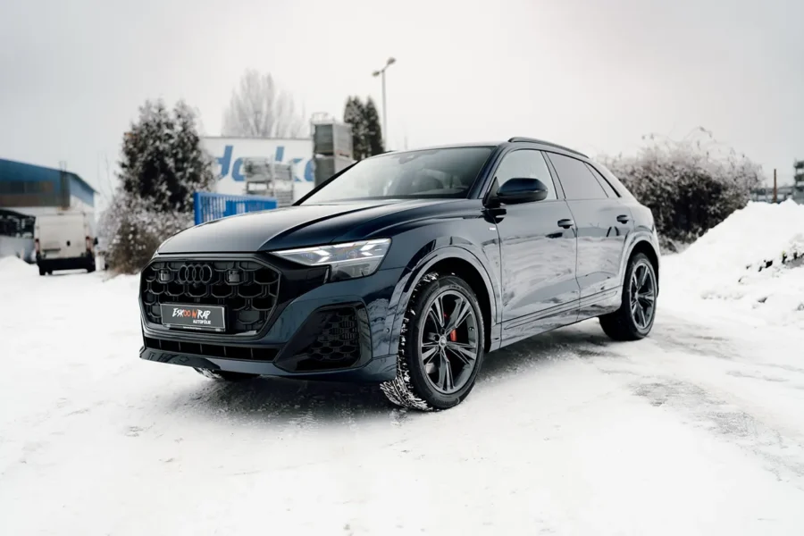 audi q8 modra