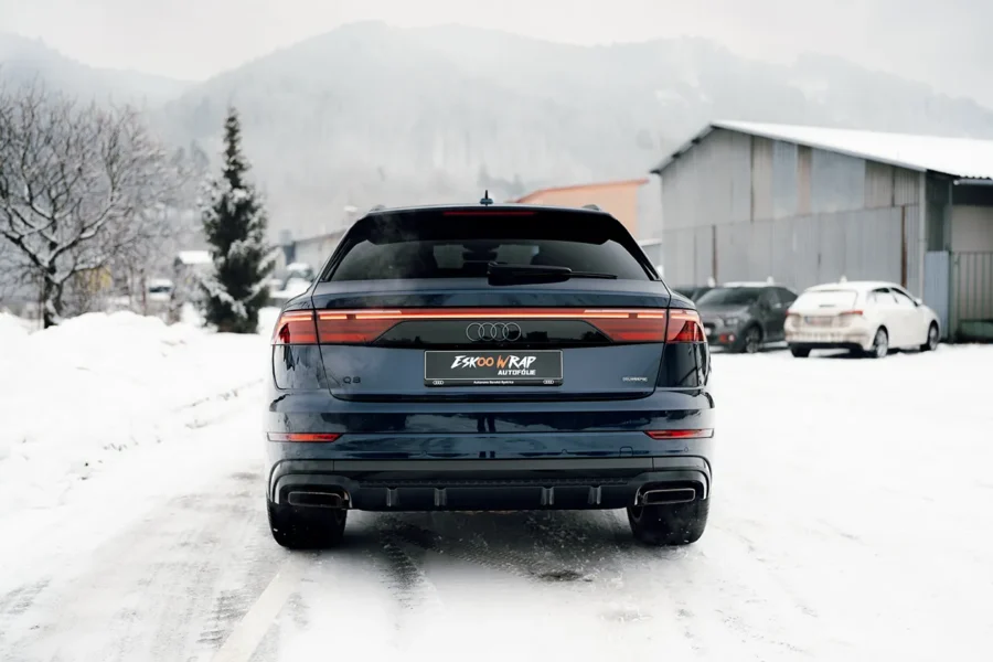 audi q8 modra