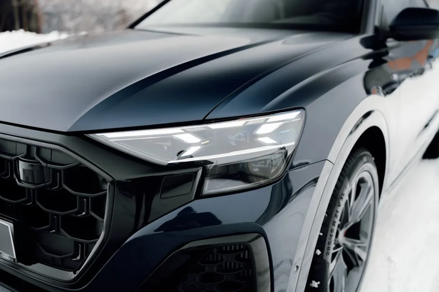 audi q8 modra