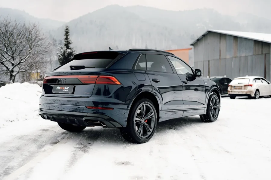 audi q8 modra